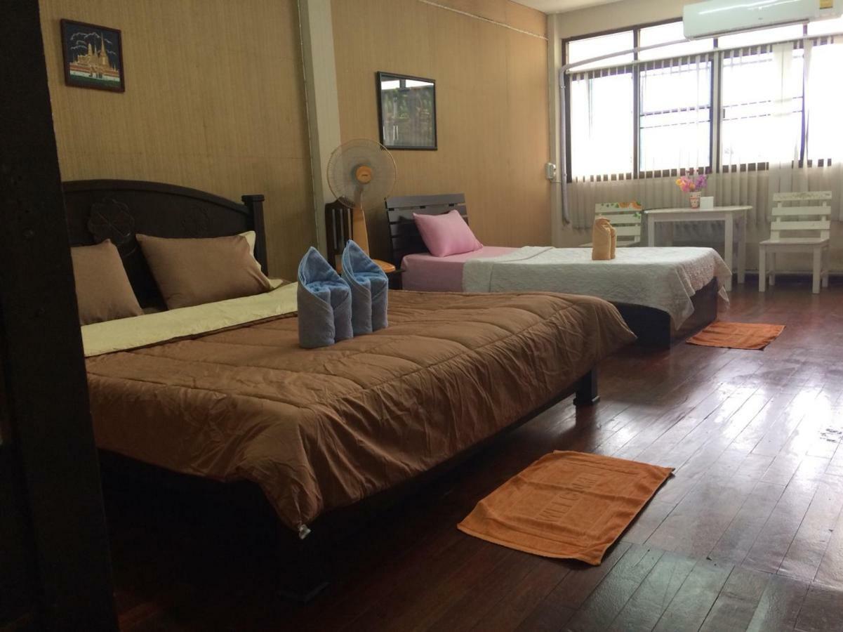 Changphuakgate Guesthouse Чиангмай Экстерьер фото